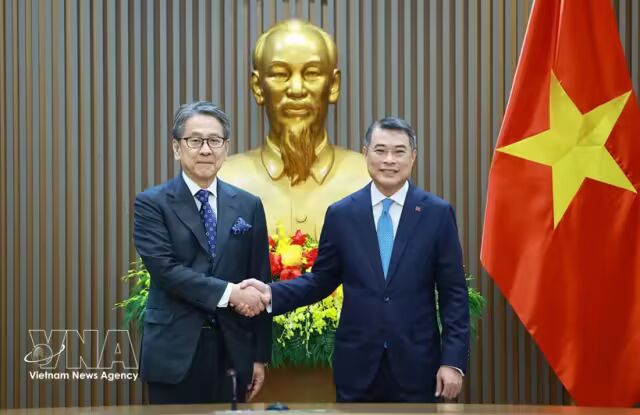越南政府总理黎明兴(右)与日本国际协力银行(JBIC)董事长前田匡史。图自越通社
