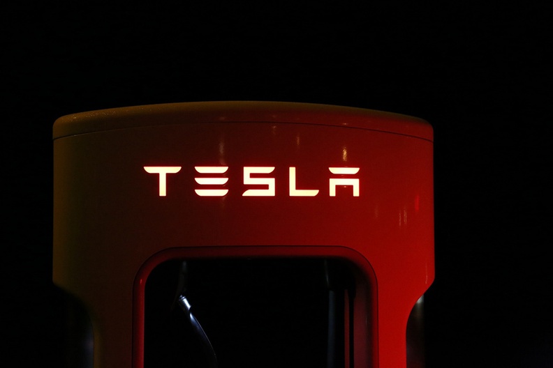 跳票9年终于要飞了？特斯拉携手SpaceX，最快本月发布“冷气推进”Roadster